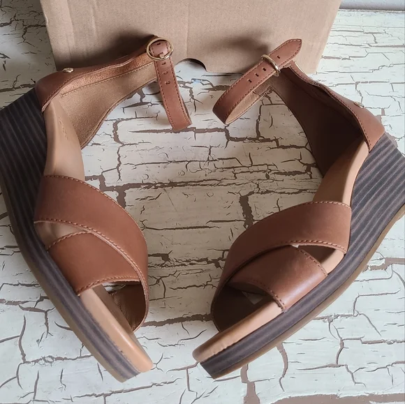 UGG Wedges 6.5 Very Good Condition - Picture 2 of 7